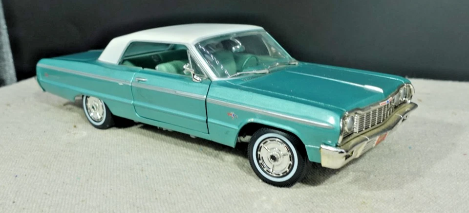 Johnny Lightning 1964 Chevrolet Impala SS 1/24 - Image 2 of 4