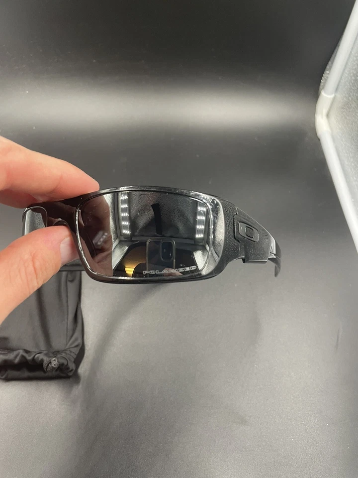 Cigüeñal Oakley tinta negra con lentes polarizadas de iridio negro Foto 4 de 4