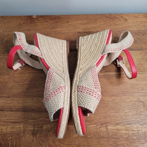 Alpargatas de cuña Isaac Mizrahi rojas y beige con textura Micah talla 10 - Imagen 8 de 11