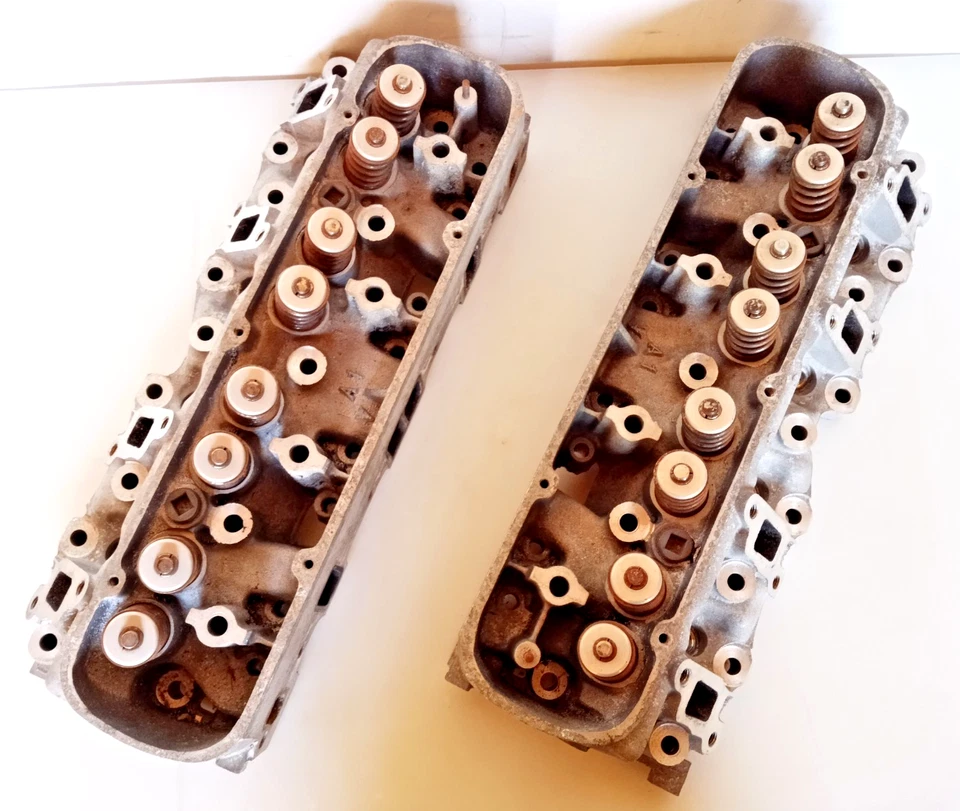 1960+ Olds 215 V8 OEM Cylinder Head Set CFD 1581829 - Image 3 of 4