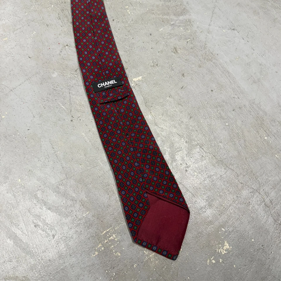 Corbata Chanel Paris Vintage Logo Patrón Hecho en Italia Satinado 100% Seda Rojo 3.75" Foto 3 de 4