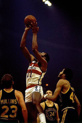 Elvin Hayes Of The Washington Bullets Goes Up For A Shot 1975 4X6 FOTO