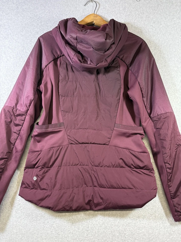 Chaqueta con capucha Lululemon Down For It All para mujer borgoña aislada para correr Foto 3 de 4
