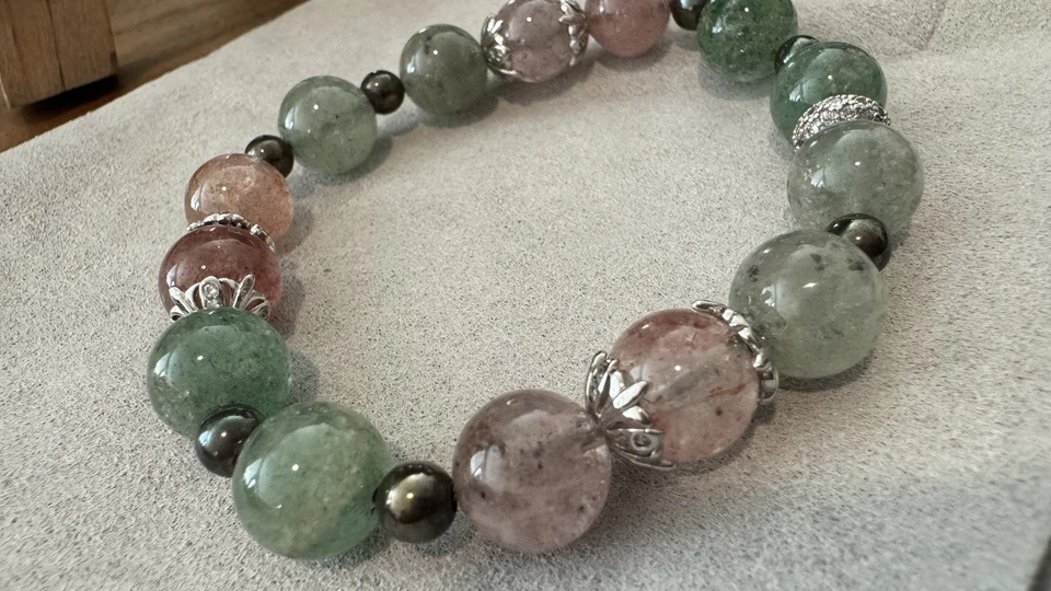 Pulsera hecha a mano de cuarzo fresa y piedras preciosas de aventurina verde con hematita Foto 4 de 4