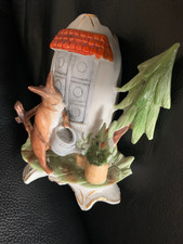 Alter Osterhase mit Vase . Osterei als Haus Porzellan