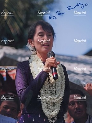 Aung San Suu Kyi Burma Politiker Diplomat Nobel Laureate Unterzeichnet Foto