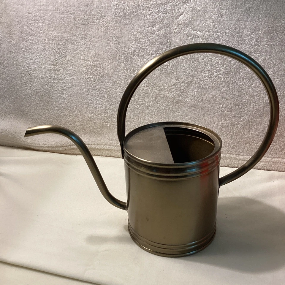 Regador de metal 1 Ltr, acabamento em latão - Hearth & Hand™ com magnólia, bico longo - Imagem 2 de 4