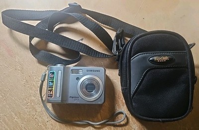 Samsung Digimax D53 5MP Digital Camera With Kodak Gear Bag
