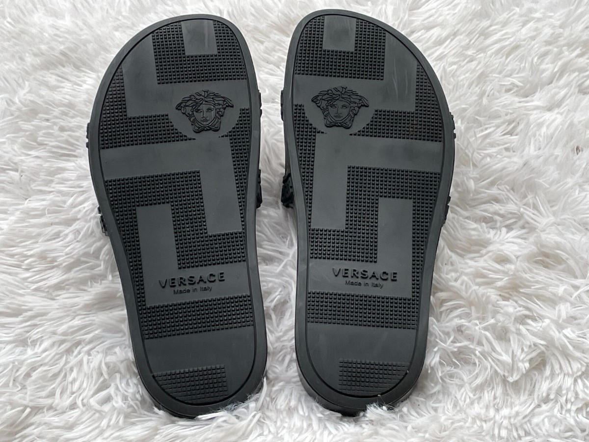 サンダル VERSACE Men Sandals Black 10161871A13482 2B580 Logo Sandals Black | VERSACE US