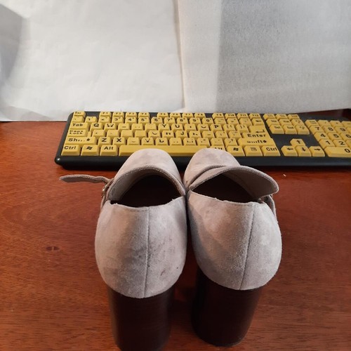 Bella Vita Ashton Block Heel Buckle Strap Pump Light Gray Size 8.5 - Picture 4 of 6