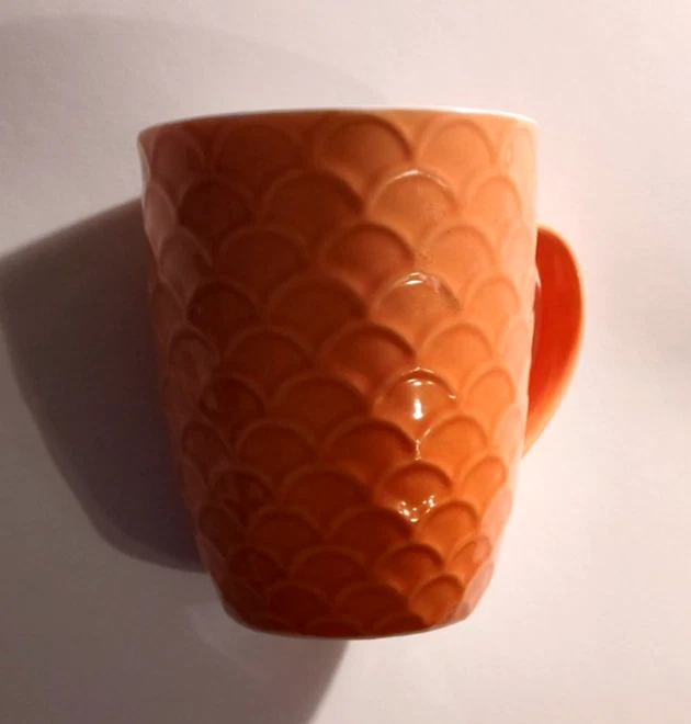 Becher mit Griff Henkel Wellen Muscheln Muster orange weiß Tasse Sammeltasse neu