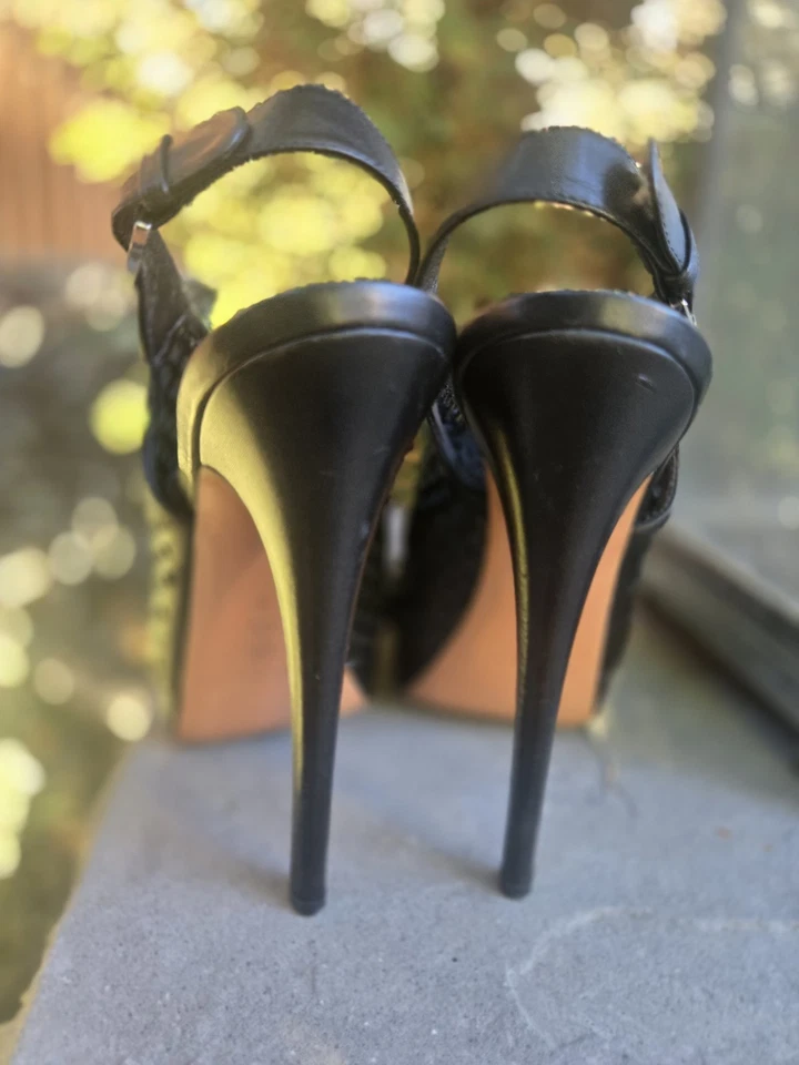 Tacones de aguja preforados con láser Casadei 39/8 casi como nuevos  Foto 3 de 4