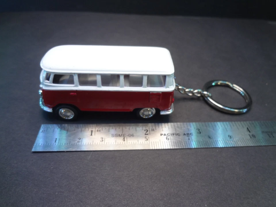 Volkswagen Classic Bus 1962 llavero de acción rojo/blanco escala 1:64 Foto 3 de 4