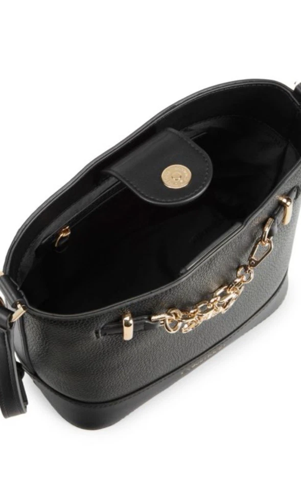 Bolso Bandolera CALVIN KLEINAdrina Logo Charm Negro con Dijes Dorados Foto 3 de 4