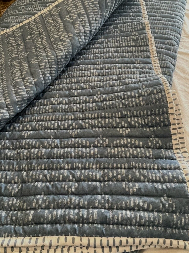 Martha Stewart Queen Sz Comforter W/3 Pillow Shams Reversible Blue/White 90x90” - Image 3 of 4