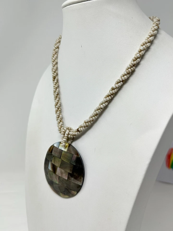 Precioso collar colgante con incrustación de concha de madreperla con cuentas de semillas tostadas de 17,5" Foto 3 de 4
