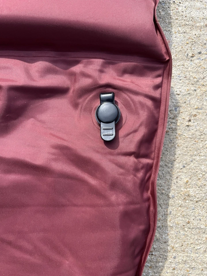 Almohadilla de colchón inflable Texsport Auténtica Gear 68”L X 22”W granate de colección Foto 4 de 4