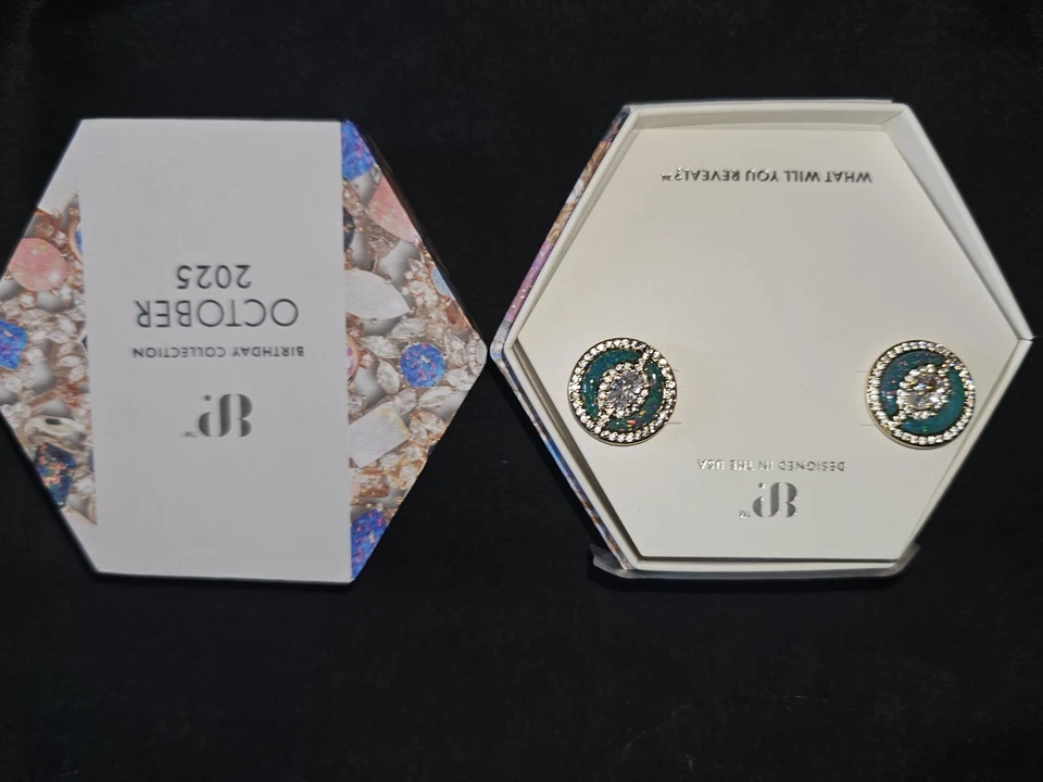 Pendiente Bomb Party Octubre 2025 Whisper To Me Louder ER56657 Oro Ópalo Nuevo con Etiquetas Foto 2 de 4