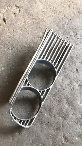 BMW E30 3er Rot Fahrer Aus Rechts O/S Scheinwerfer Surround Grill 1876092