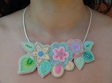 Collana artistica fiori di feltro colori pastello cordoncino girocollo regalo 