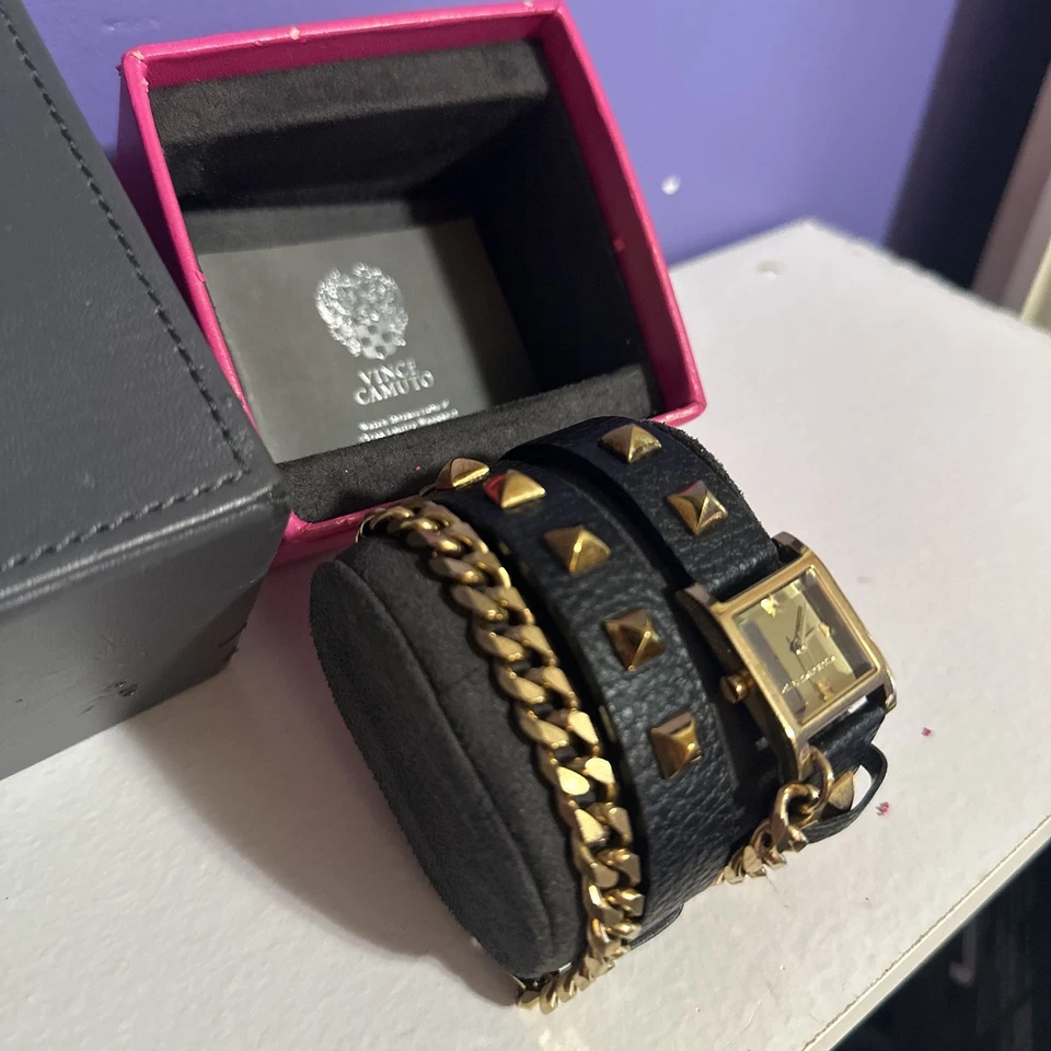 Zapatos de salón clásicos Vince Camuto Kiras charol negro punta abierta tacón de 3" Foto 4 de 4