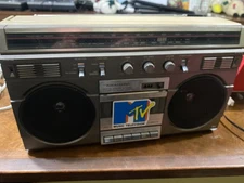 Vintage Realistic SCR-15 AM/FM Stereo Boombox Powers On Partially Working