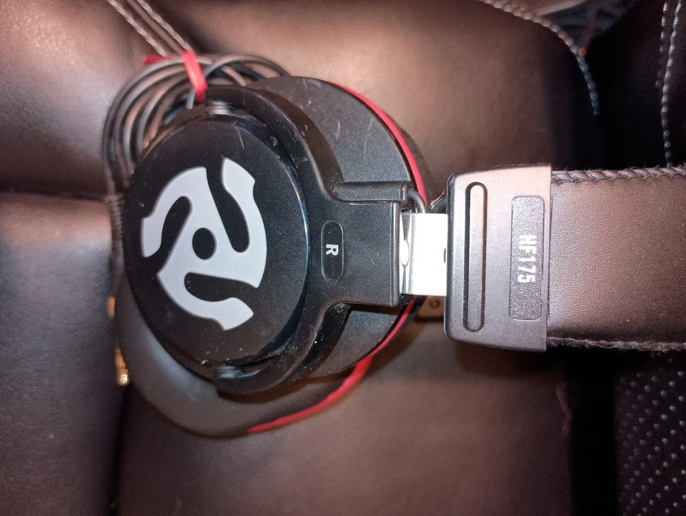 Numark HF175 - DJ Headphones with Closed Back Over Ear Design, 40mm Drivers, ... - Image 2 of 4