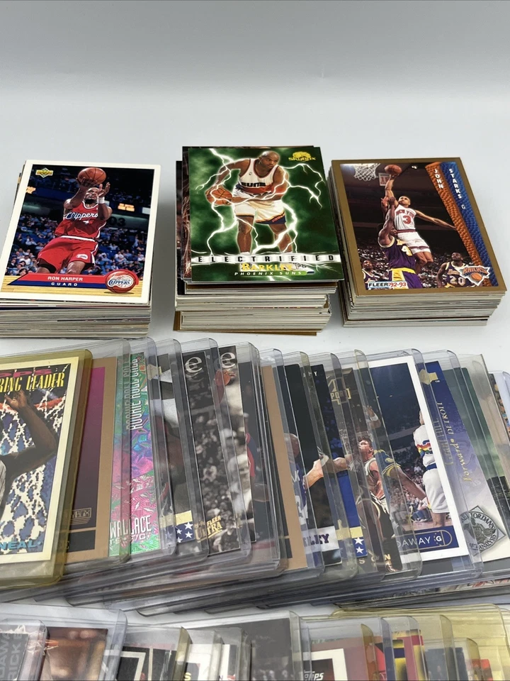 Lote de 225 tarjetas de baloncesto de la década de 1990 estrellas de la corte novatos inserciones selecciones de draft 60 en funda Foto 2 de 4