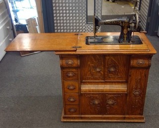 Vintage Singer sewing Machine C1920 in Solid Wood Cabinet CS L55