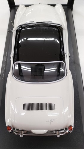 Minichamps Vm Karmann Ghia 1970 1/18 Scale Car - Picture 9 of 9