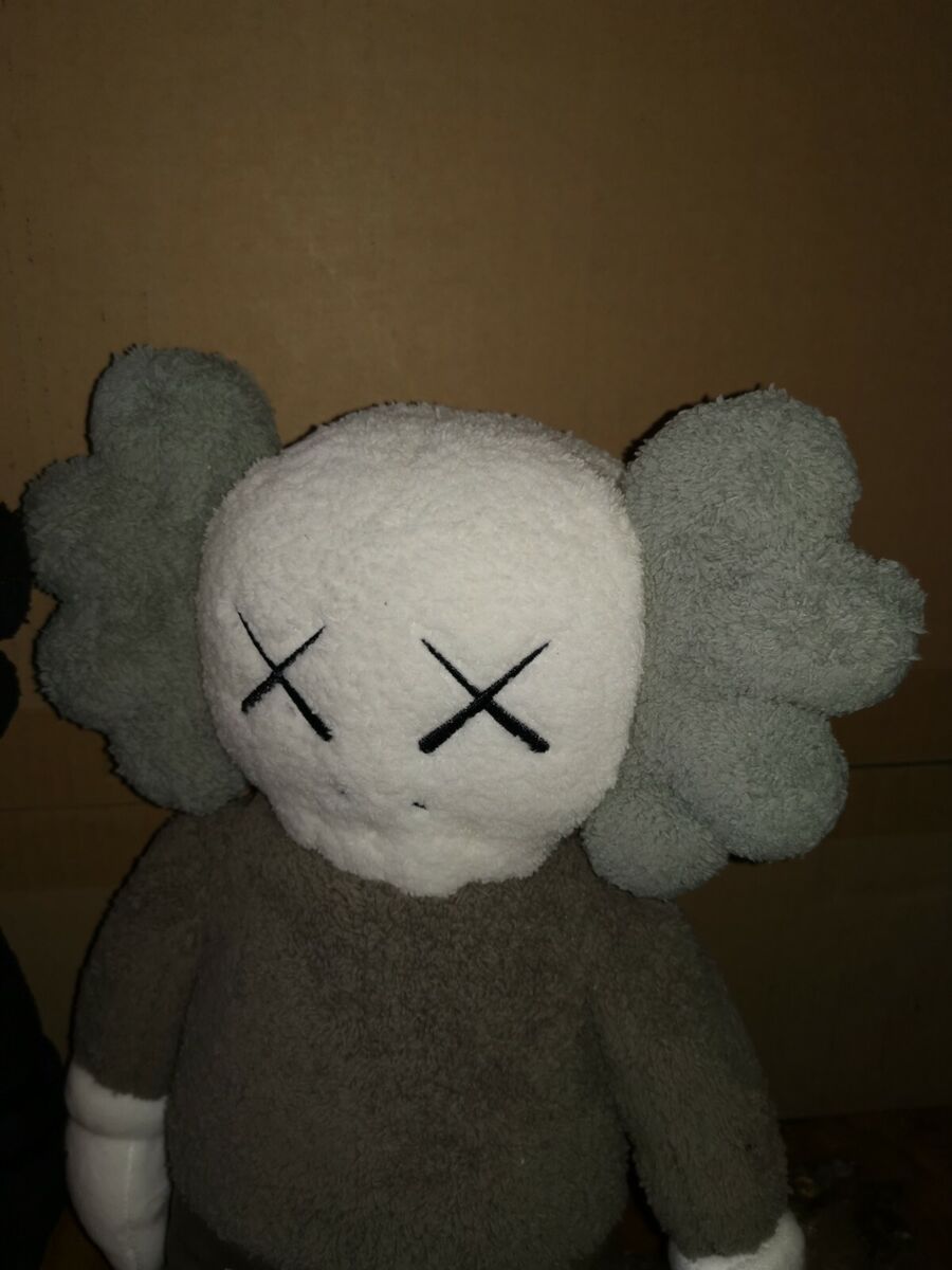 KAWS HOLIDAY Hong Kong Limited 20 KAWS HOLIDAY Hong Kong Limited 20
