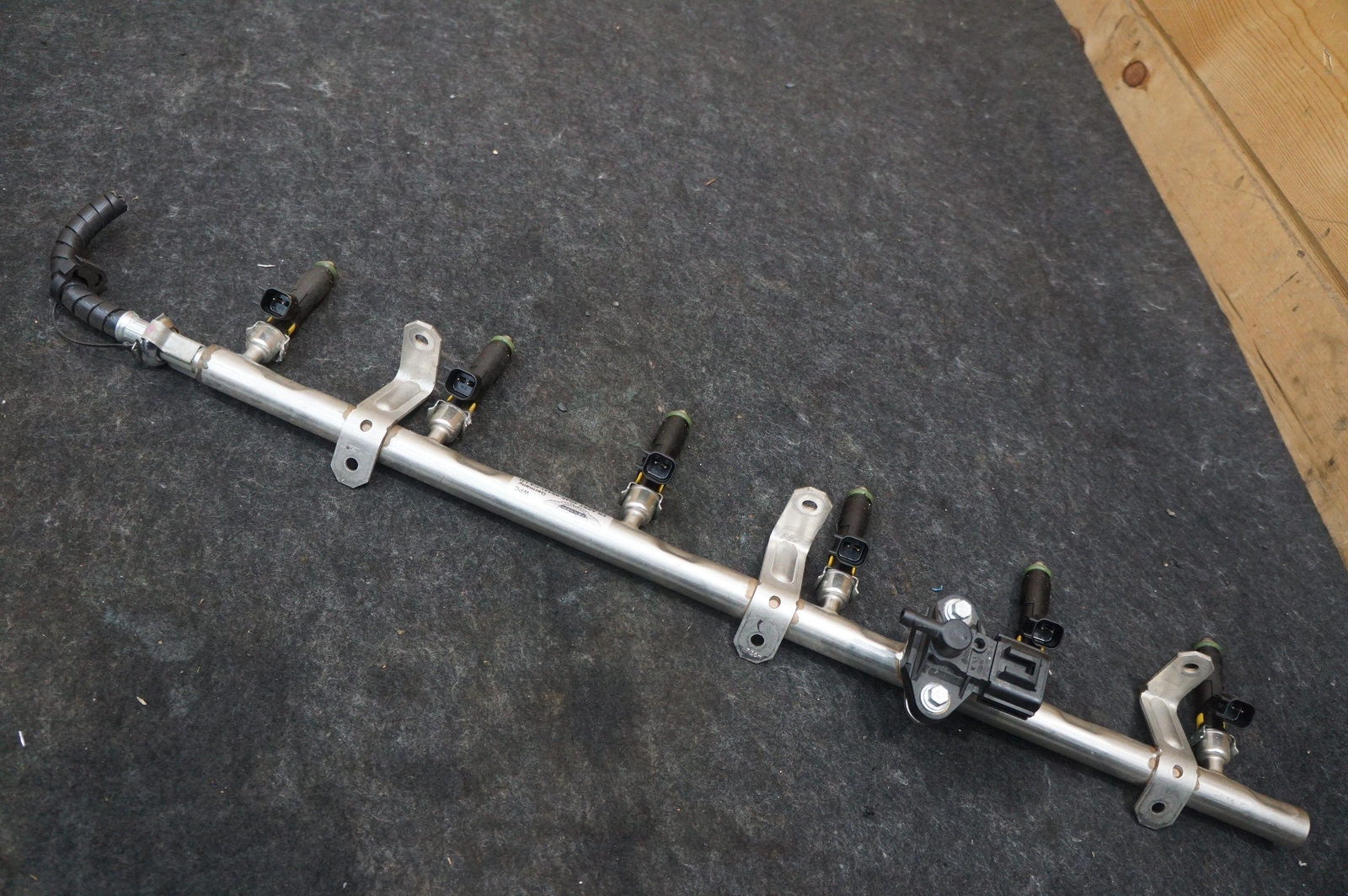 Left Fuel Injection Rail & Injectors Oem Aston Martin V12 Vantage Db9 Dbs