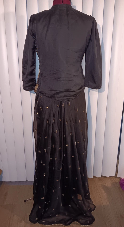 Falda y top indio negro y dorado usado fiesta boda festival tres piezas Foto 3 de 3