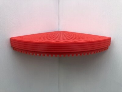 Eckregal mit dekorativem Ausschnitt Design in Rot