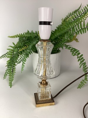 Eine hübsche Glas Column Stil Beistelltisch oder Nachttischlampe Messingfuß Landhaus
