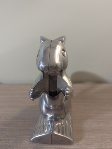 NUTTY SQUIRREL ON LOG NUTCRACKER CAST ALUMINUM SQUIRREL NUTCRACKER - Picture 2 of 5