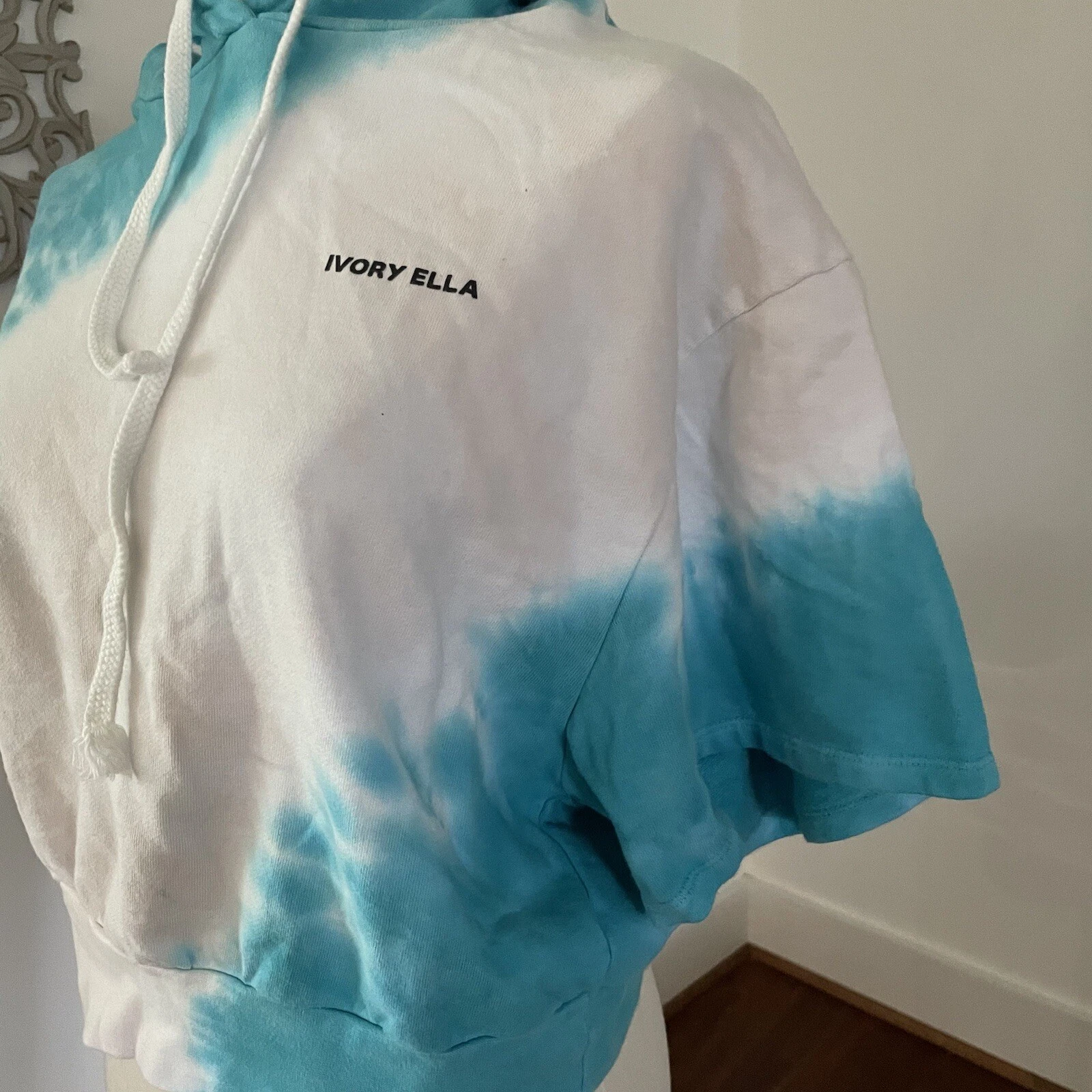 OFF WHITE Felpa con cappuccio tagliata avorio ella verde acqua e cravatta bianca tinta taglia small