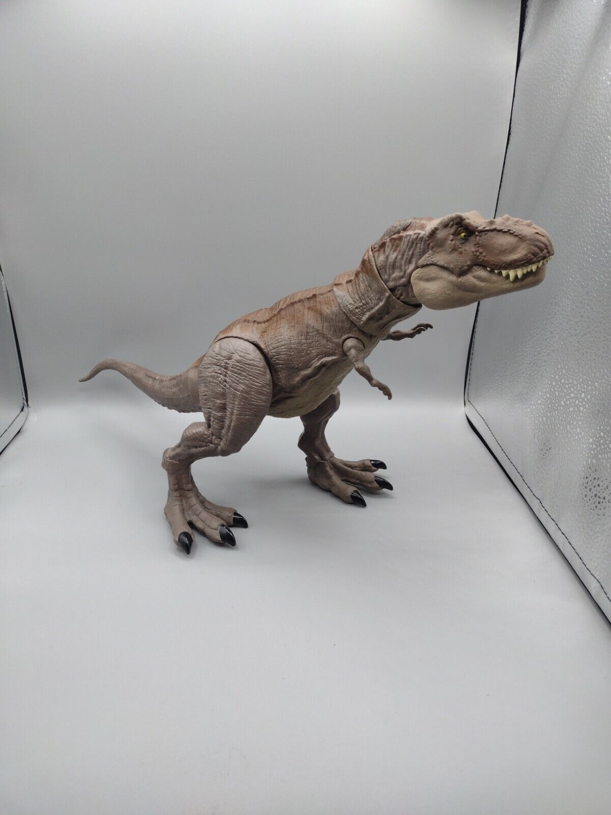 Jurassic World Legacy Collection Extreme Chompin Tyrannosaurus R