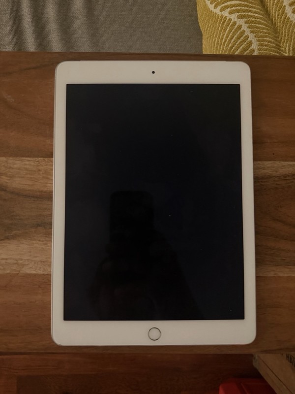 Apple iPad Air (2nd Generation) Model A1567 w/ Cellular 64 GB
