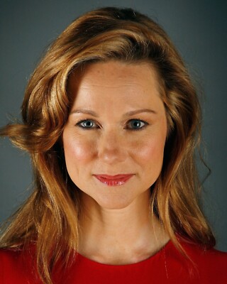 LAURA LINNEY 8x10 PHOTO *