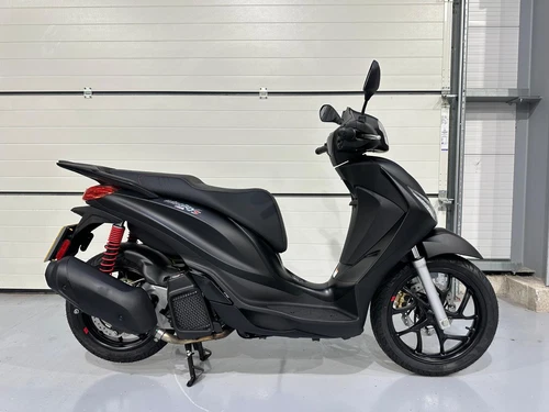 PIAGGIO MEDLEY S 125cc SCOOTER 2024 74 REG - 2 MILES!