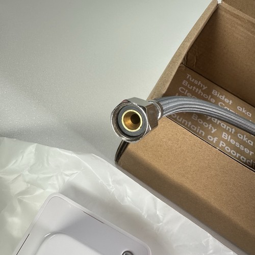Tushy Fresh The Attacco Bidet Ultra Slim - Manopola Bianco/Argento Opaco - Foto 9 di 11