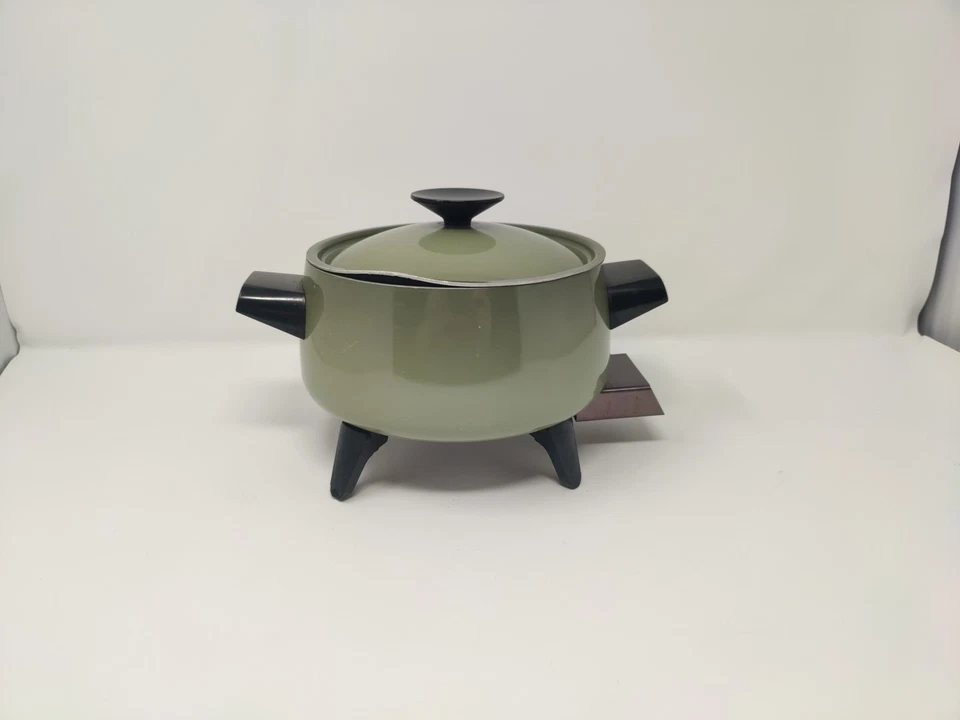 Pote de fondue elétrico verde West Bend 1837 com controle de calor e livro de receitas 2 qt - Imagem 4 de 4