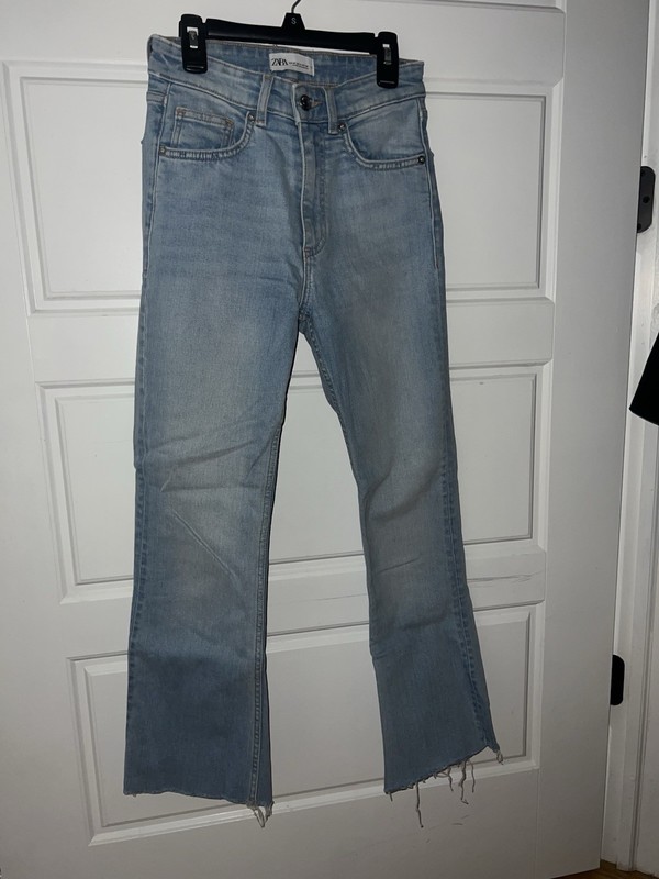 Zara Women’s Size 2 (34) Light Wash Mid Rise Cropped Flare Jeans
