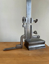 Anrei&szlig;ger&auml;t aus Metall mit Messs&auml;ule/Skala und schwerem Standfu&szlig;