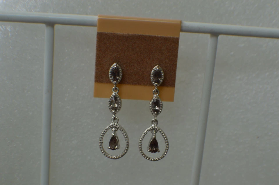 Brincos solitário granada mudança de cor 1,50 ct platina sobre prata fina  - Imagem 3 de 4