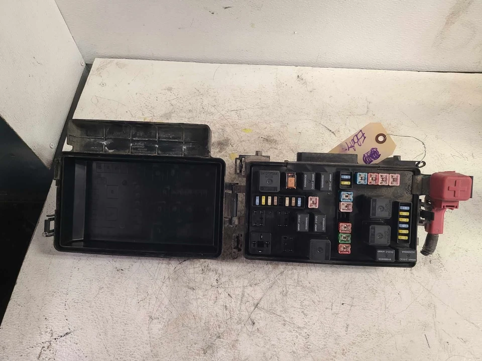 06 07 DODGE CARGADOR Caja de fusibles motor Foto 2 de 4