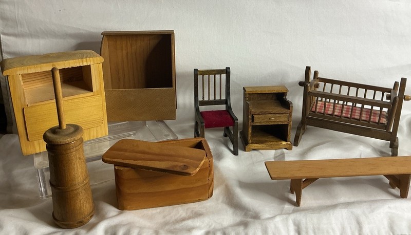 8 pc Vintage 1:12 Scale Doll House   Wooden Furniture. Box 136