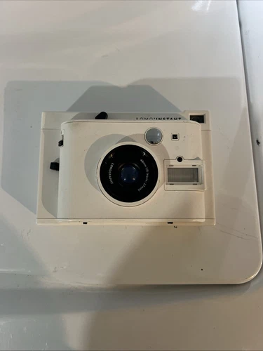 Lomography Lomo'Instant Camera (White Edition) Works