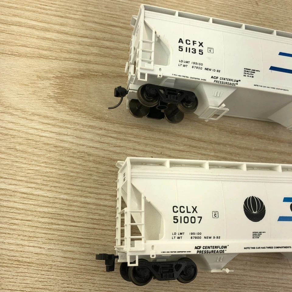 Juego de 2 tolvas cubiertas de 3 bahías Accurail HO Corn Products # 51007, 51135 Foto 3 de 4